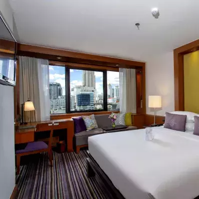 grande chambre avec un lit double