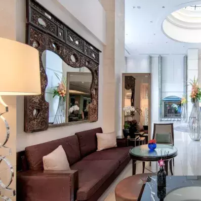 hall entrée avec canapé et miroir