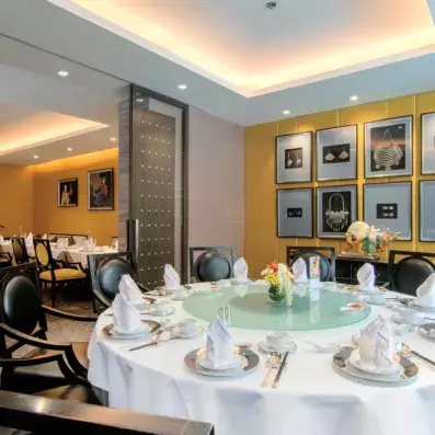 restaurant à la carte avec tables en rond dressées