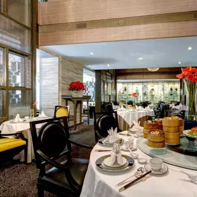 restaurant à la carte avec tables