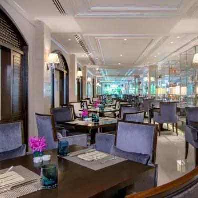 restaurant avec fauteuils et tables