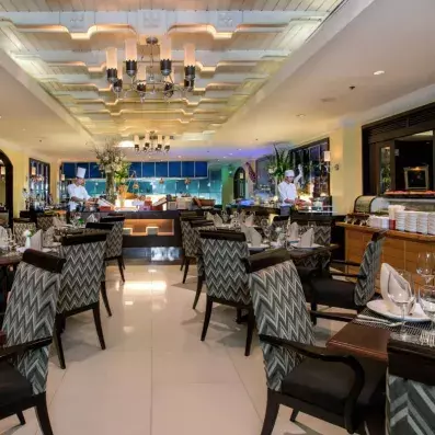 restaurant  avec dispositions des tables 