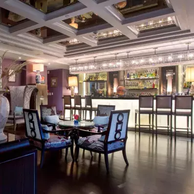 restaurant avec comptoir à bar et tables et chaises