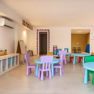 mini club intérieur avec tables et chaises