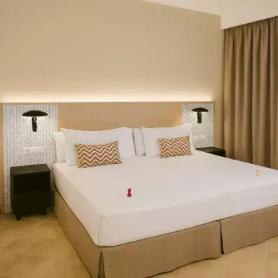 chambre avec un grand lit double