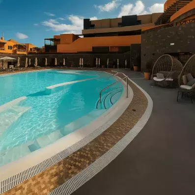 piscine extérieure avec vue de l'hôtel