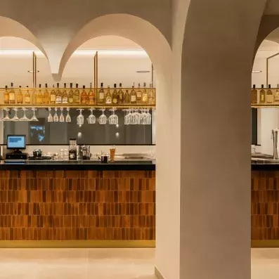 bar intérieur avec un comptoir en bois