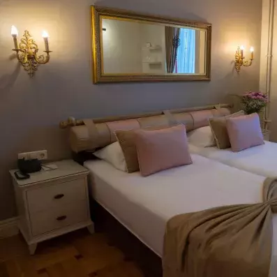 chambre avec deux lits simples et miroir 