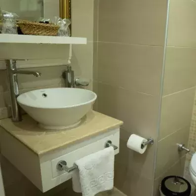 salle de bain avec lavabo et toilette