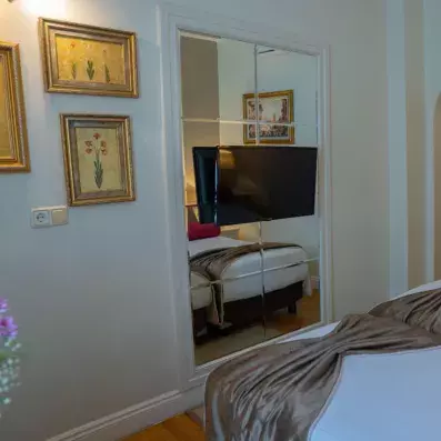 chambre avec une télévision murale