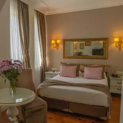 chambre avec un lit double et table de chevet