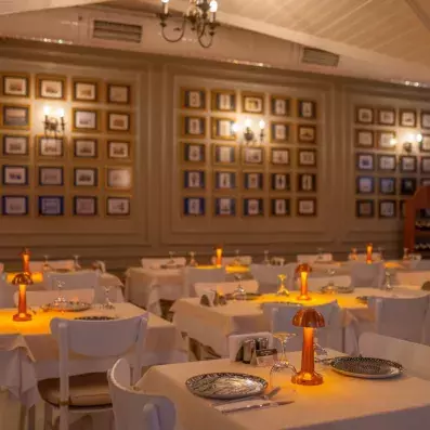 salle de restaurant avec un éclairage tamisée 