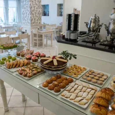 buffet avec différents desserts dans la salle de restaurant