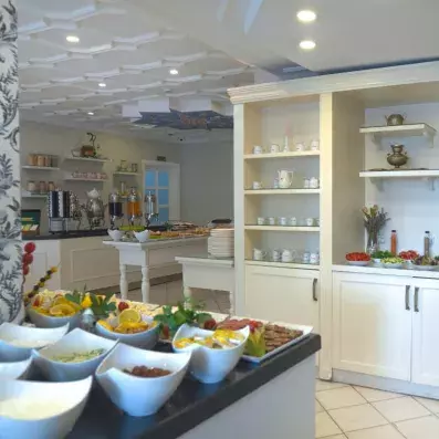 buffet avec différentes entrées et vaisselles