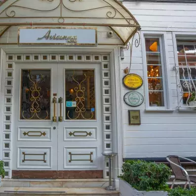 façade de l'hôtel avec la porte d'entrée