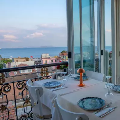 restaurant sur la terrasse de l'hôtel vue sur le centre ville