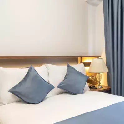 chambre avec un lit double et une table de chevet