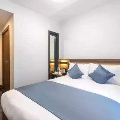 chambre avec un lit double et table de chevet