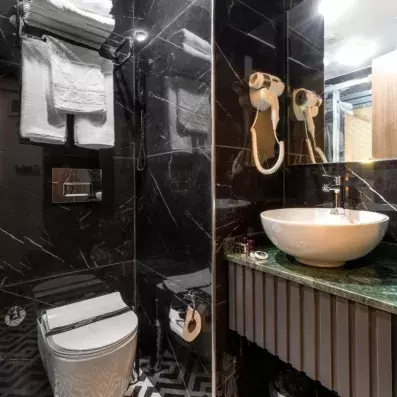 salle de bain avec lavabo et toilette