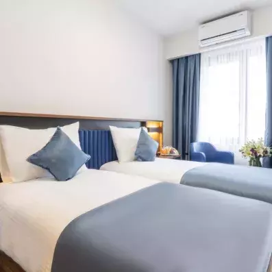 chambre avec deux lits simples et fenêtre