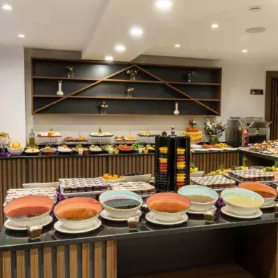 comptoir avec buffet dans la salle de restaurant
