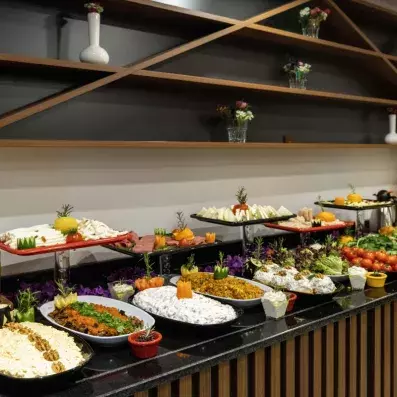 comptoir avec buffet avec différents plats