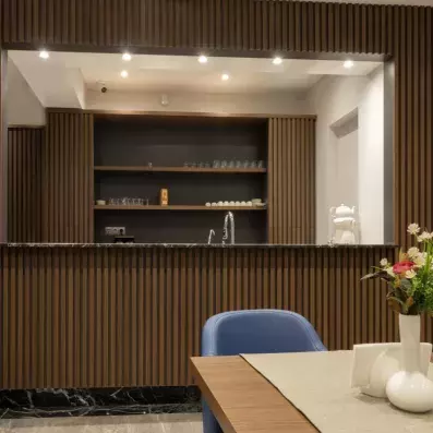 salle de restaurant avec comptoir à bar