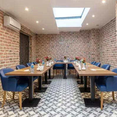 salle de conférence  avec tables en U et chaises