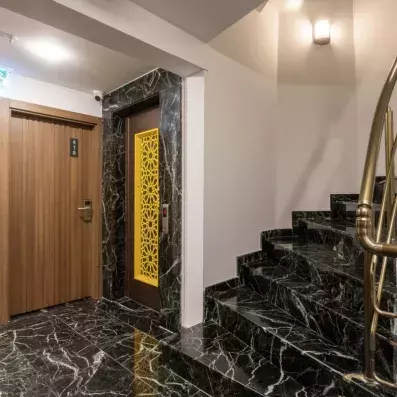 hall d'entrée avec couloir et escalier