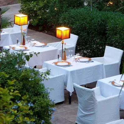 Table de restaurant au jardin table de restaurant à 