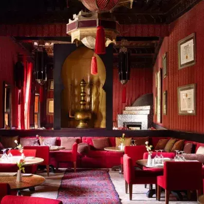 Salle de restaurant à la carte en rouge avec une ambiance chaleureuse