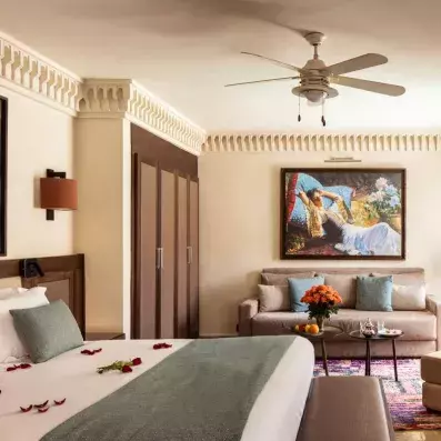 Chambre avec grand lit double, chambre confortable, avec dressing et canapé beige