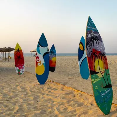 planche surf en décoration sur la plage 