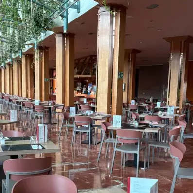 salle de restaurant avec tables et chaises