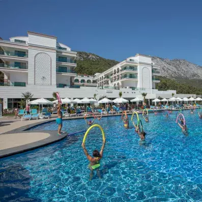 personne qui font un cours d'aquagym dans la piscine extérieur