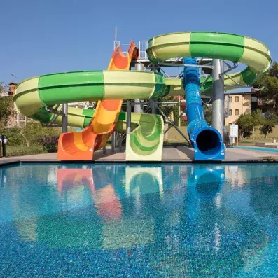 piscine extérieur avec des toboggans