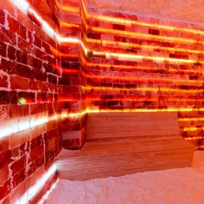sauna en bois avec des lumières rouges