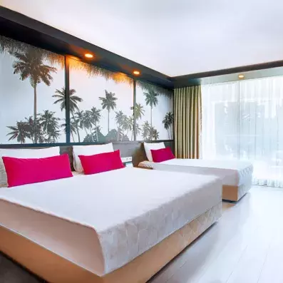 chambre avec un lit double et un lit twin