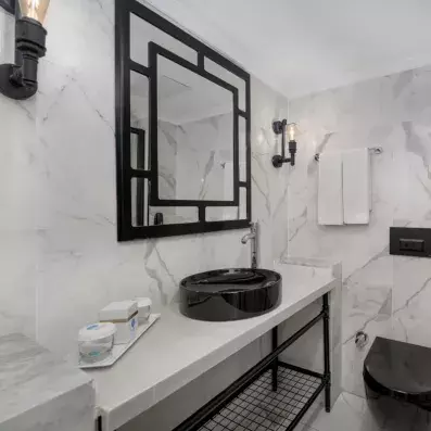 salle de bain noir et blanc avec toilette et miroir