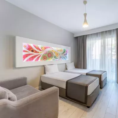 chambre avec deux lits twin et télévision ainsi qu'un tableau