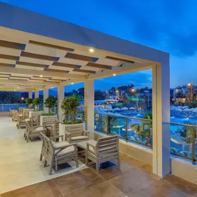 terrasse extérieur vue de nuit sur la piscine