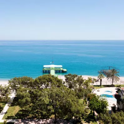 ponteau rejoignant l'hôtel à la mer et végetations