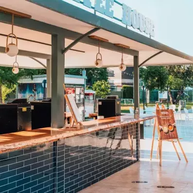 bar extérieur au bord de la piscine 