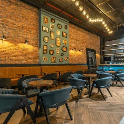 bar intérieur avec décoration sombre