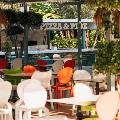 restaurant extérieur avec tables et chaises colorées
