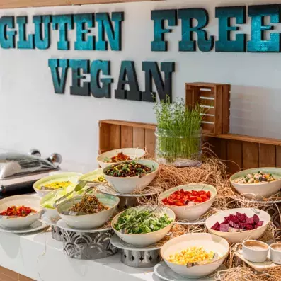 buffet avec différentes salades dans le restaurant principal