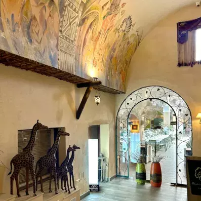 entrée restau avec statue