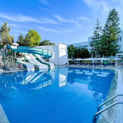 piscine avec toboggans