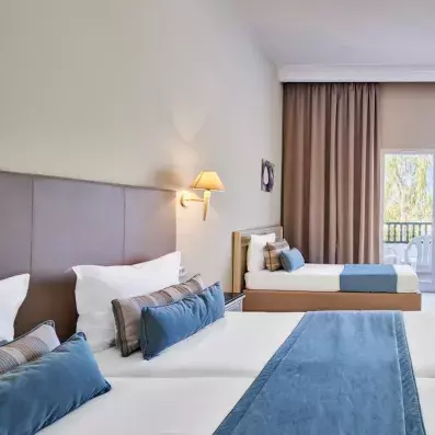 chambre avec 1 lit double et 1 lit simple 