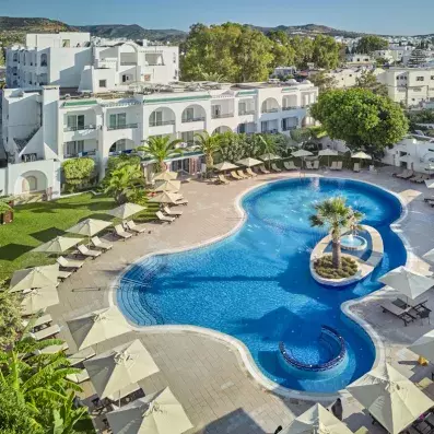 piscine extérieure vue aérienne 